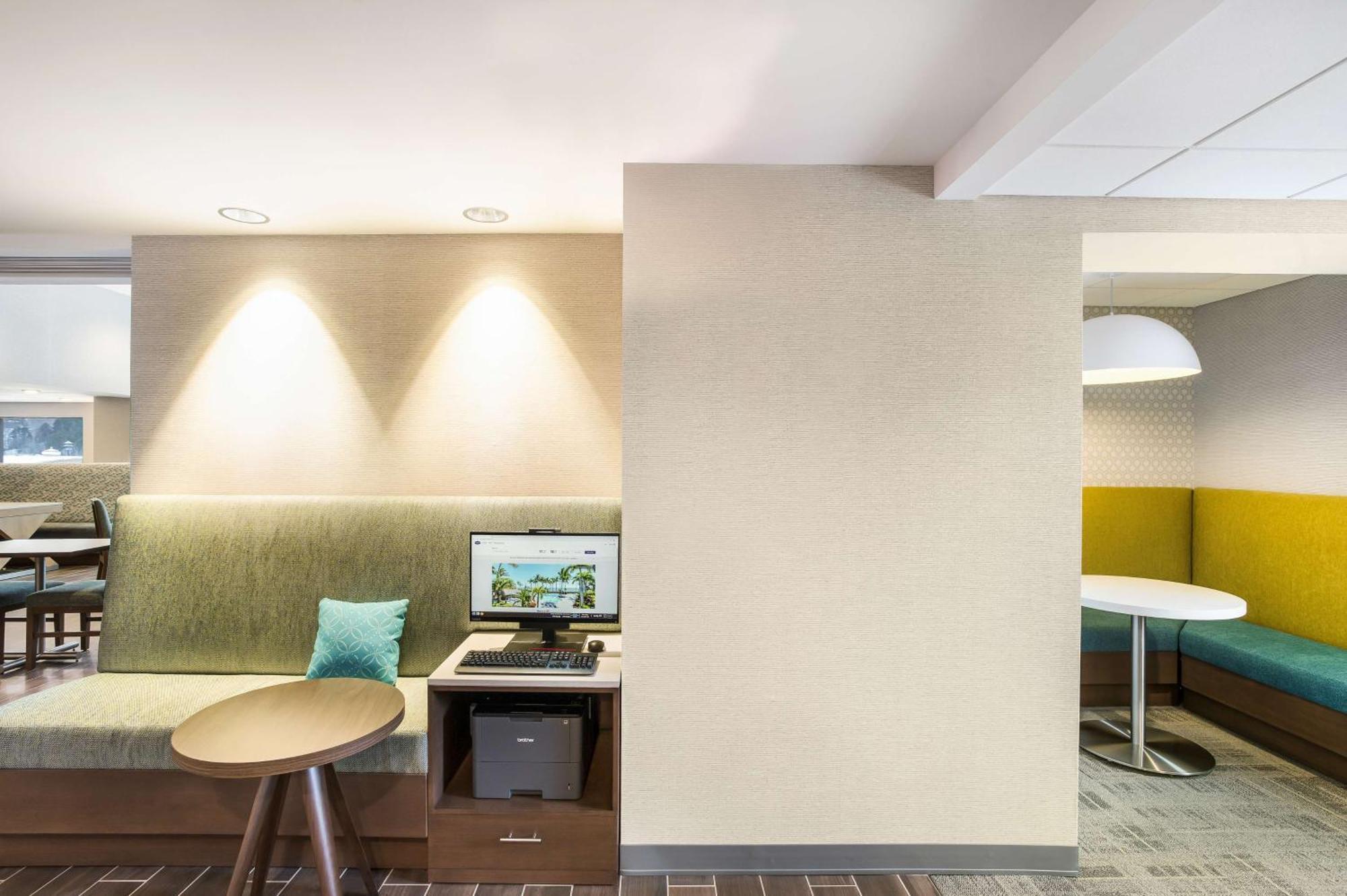 Hampton Inn & Suites Houghton Bagian luar foto
