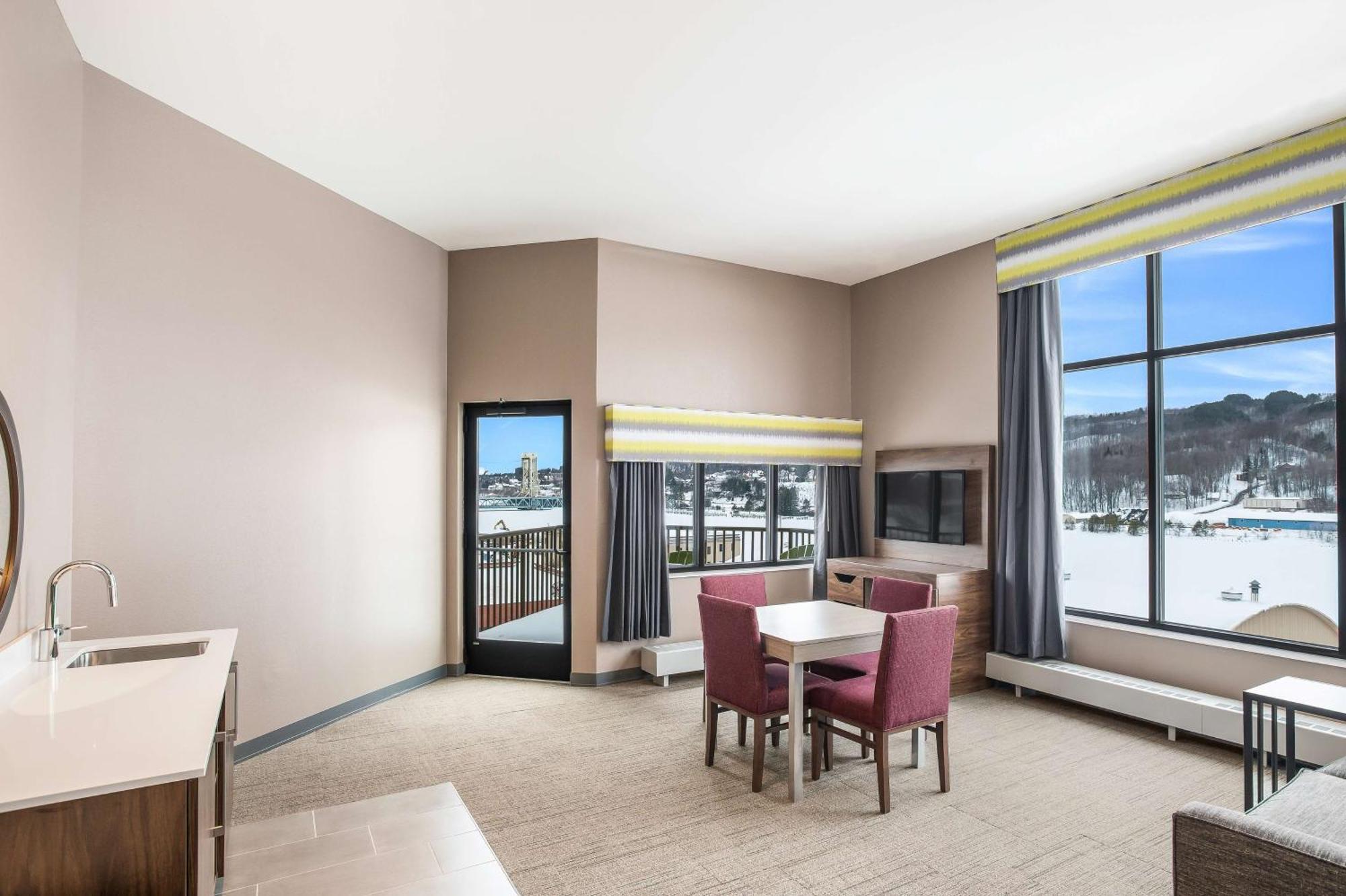 Hampton Inn & Suites Houghton Bagian luar foto